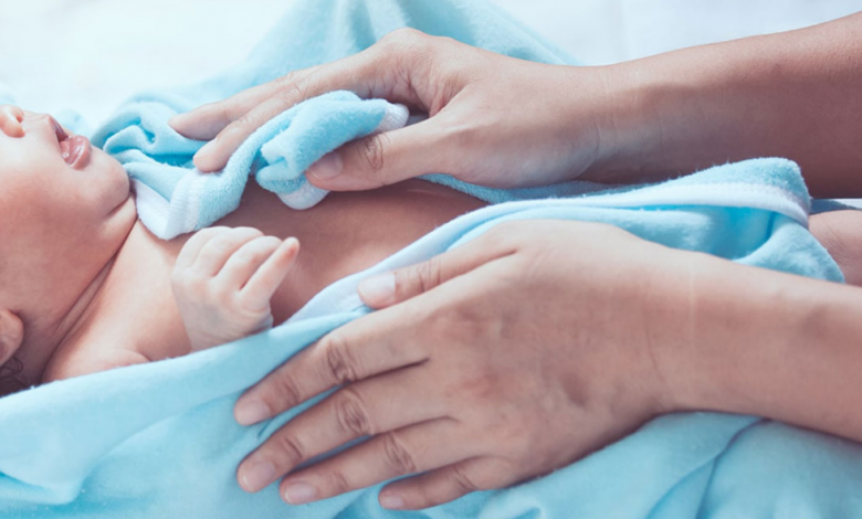 Bebeklerde Banyo Rutini ve Cilt Bakımı Nasıl Olmalı